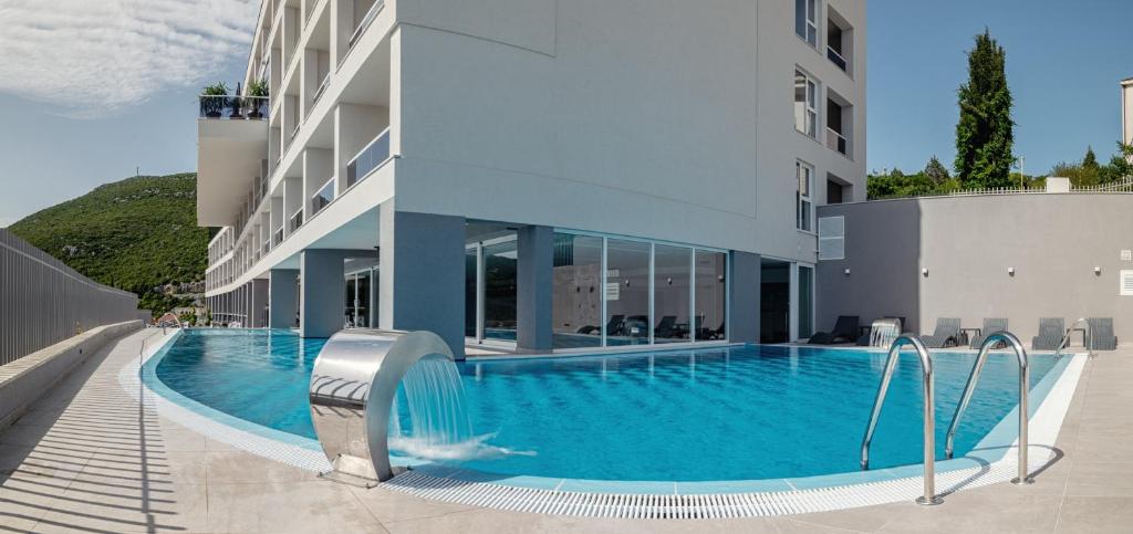 Pronađite savršenu ravnotežu odmora i uživanja u Marea Hotel & Spa 4* – destinaciji gdje vas očekuju udoban smještaj, moderna elegancija i nezaboravna atmosfera uz more!