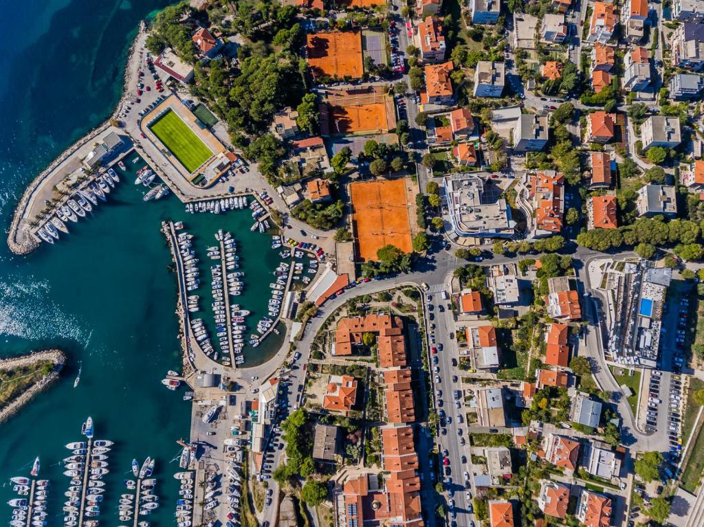 Uživajte u luksuzu i potpunom opuštanju u Marvie Hotel & Health 4* – gdje se mediteranski šarm, elegancija i bogata historija Splita spajaju u savršen odmor!