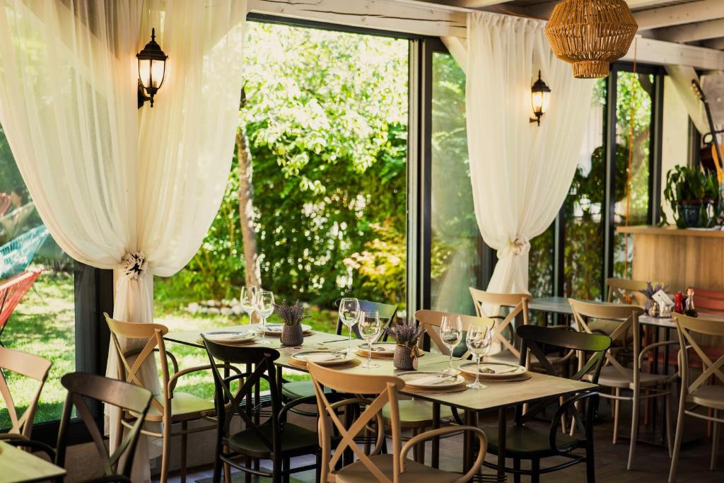 Vila Sunce Konjic – Village Resort I  Doživite savršen odmor, upoznajte sa sa čarima Boračkog jezera i uživajte u netaknutoj prirodi!