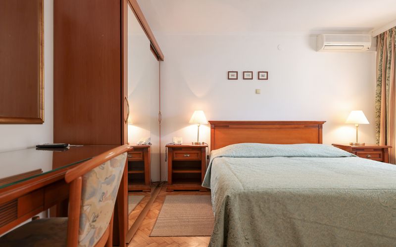 Provedite nezaboravan odmor u Hotelu Val 3* ex Hotel Jadran 3* u Segetu Donjem, gdje vas očekuju udobnost, opuštajuća atmosfera i položaj uz samu obalu!
