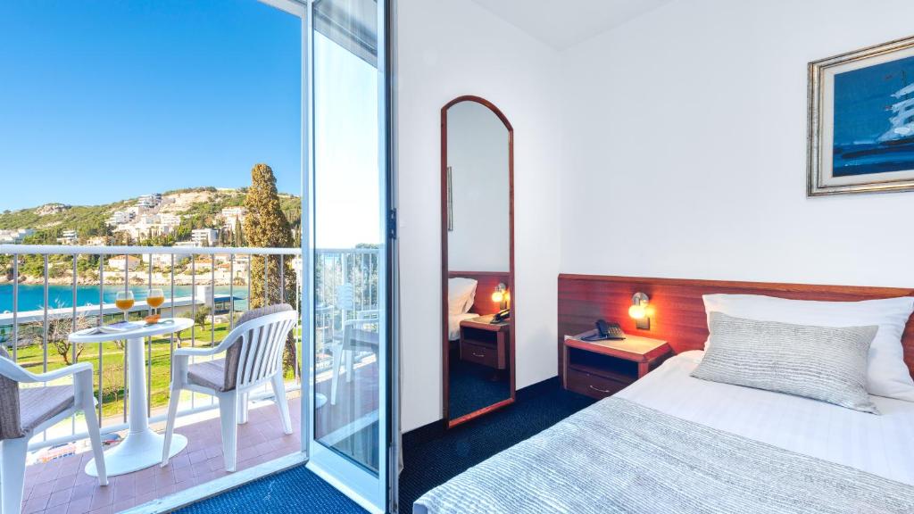 Hotel Komodor 3* – Otkrijte čari romantičnog odmora uz kristalno čisto more i bajkoviti pogled na Elafite, na poluotoku Lapad u Dubrovniku!