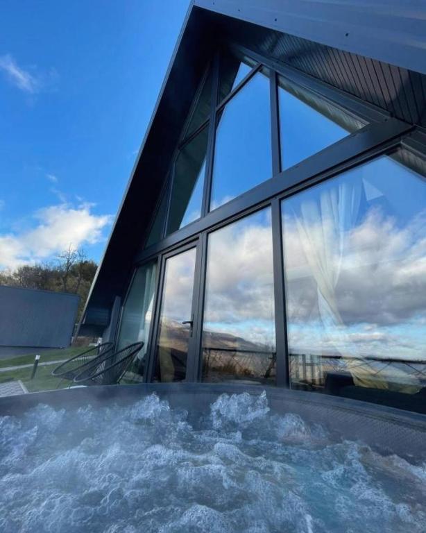 Doživite luksuzni odmor na Jahorini uz privatni jacuzzi, predivan panoramski pogled i potpunu harmoniju s netaknutom planinskom prirodom u Klek 77 Luxury Chalets!