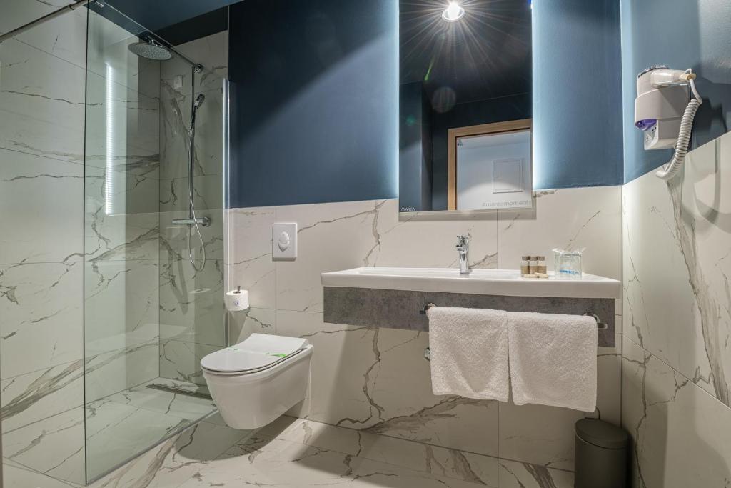 Pronađite savršenu ravnotežu odmora i uživanja u Marea Hotel & Spa 4* – destinaciji gdje vas očekuju udoban smještaj, moderna elegancija i nezaboravna atmosfera uz more!
