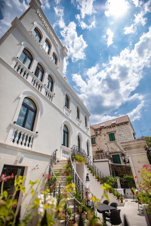 Heritage Hotel Porin 4* – savršen izbor za sve koji žele doživjeti Makarsku kroz spoj tradicije, elegancije i autentičnog dalmatinskog ambijenta!