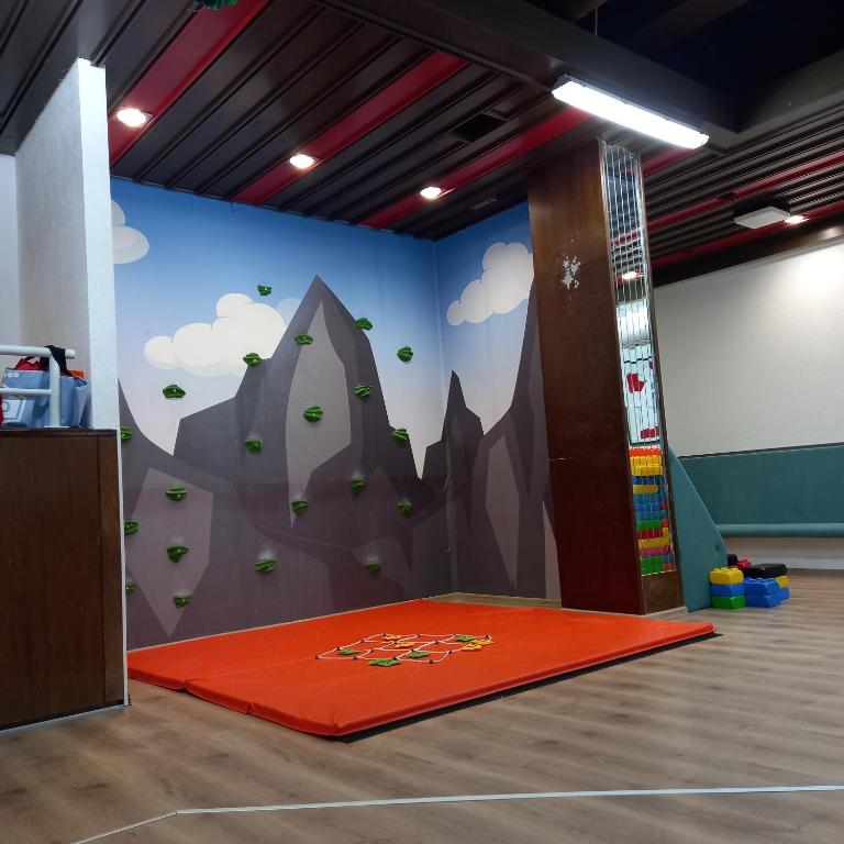 Family Resort Urania u Baškoj Vodi – savršeno mjesto za odmor u zelenoj oazi uz more, idealno za porodično uživanje, opuštanje i nezaboravne trenutke uz miris borova i šum valova!