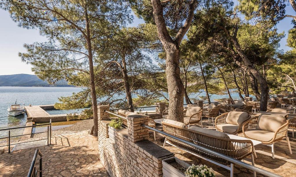 Vaš savršen odmor na Hvaru – uživajte u spoju netaknute prirode, mora i mirisa borove šume u Aminess Younique Senses Resortu 4*, idealnom mjestu za potpuni bijeg i opuštanje!