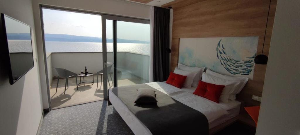 Zakoračite u svijet elegancije i potpunog užitka – priuštite sebi odmor iz snova na Jadranu uz vrhunski luksuz i nezaboravne poglede u Hotelu Saint Hildegard 4* u Omišu!