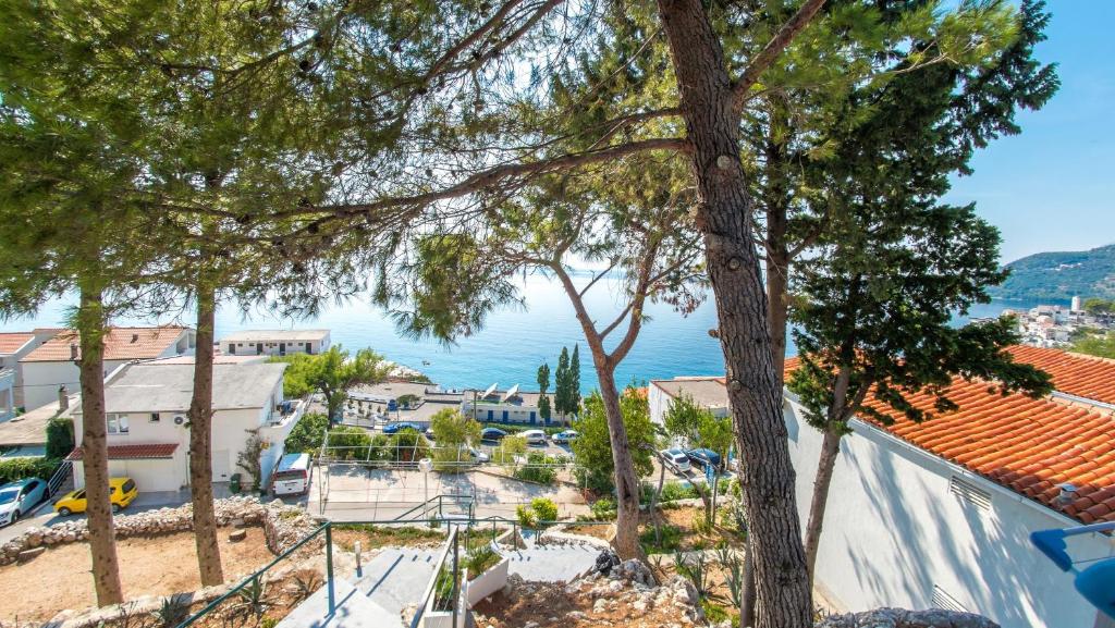 Vaš savršeni bijeg uz more počinje u Beach Hotelu Croatia 3* – uživajte u udobnosti, miru i ljepotama Drašnica na Jadranskoj obali!
