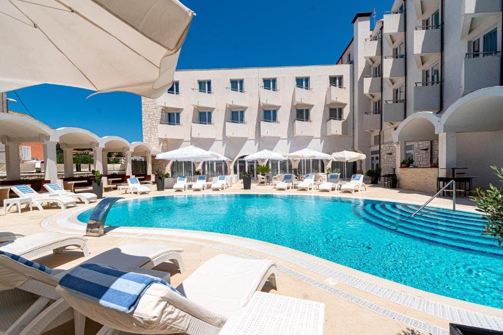 Korčula iz snova – prepustite se čaroliji mora, sunca i vrhunske udobnosti u raskošnom Hotelu Korkyra 4*!