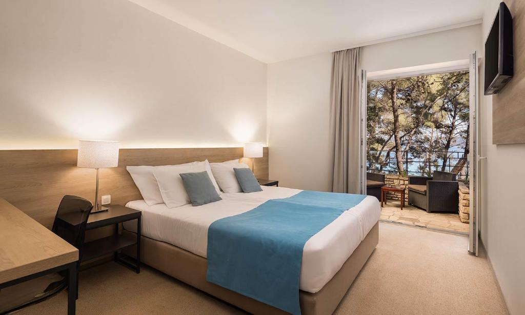 Mir, udobnost i mediteranska čarolija – Vaš odmor na Hvaru u Aminess Younique Senses Resort 4*, okružen prirodom, morem i borovom šumom!