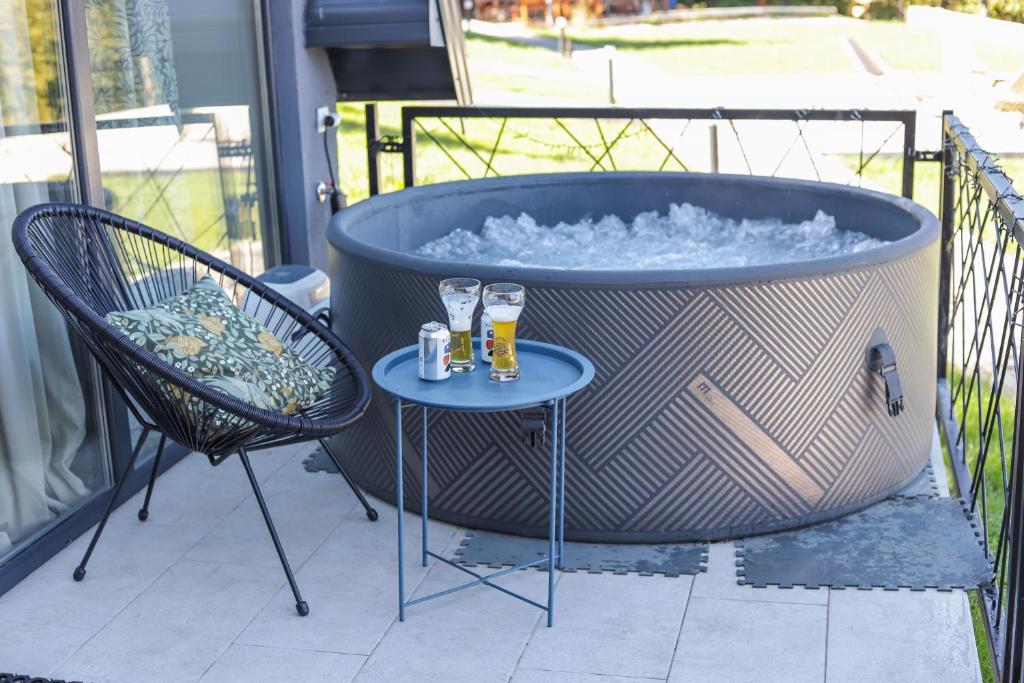Doživite luksuzni odmor na Jahorini uz privatni jacuzzi, predivan panoramski pogled i potpunu harmoniju s netaknutom planinskom prirodom u Klek 77 Luxury Chalets!