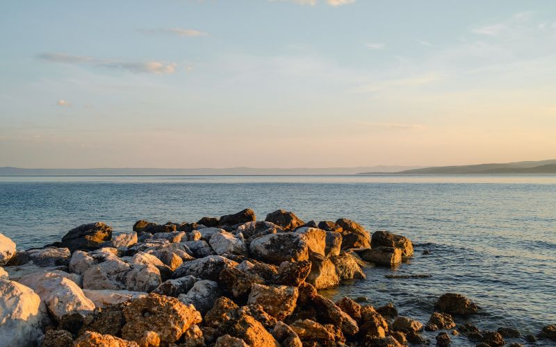 Alemaris Resort 3* – zakoračite u mirniju stranu Dalmacije i uživajte u jesenskim danima uz more, borovu šumu i prekrasan ambijent Baškog Polja!