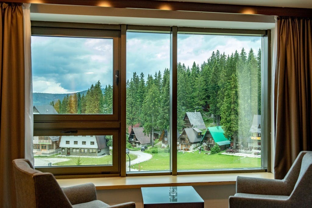 Otkrijte savršen spoj luksuza i planinskog odmora na Vlašiću uz boravak u Hotelu Blanca Resort & Spa 5* – prepustite se udobnosti, prirodi i trenucima potpunog uživanja!