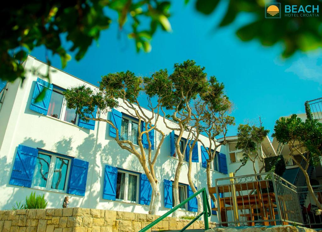 Vaš savršeni bijeg uz more počinje u Beach Hotelu Croatia 3* – uživajte u udobnosti, miru i ljepotama Drašnica na Jadranskoj obali!