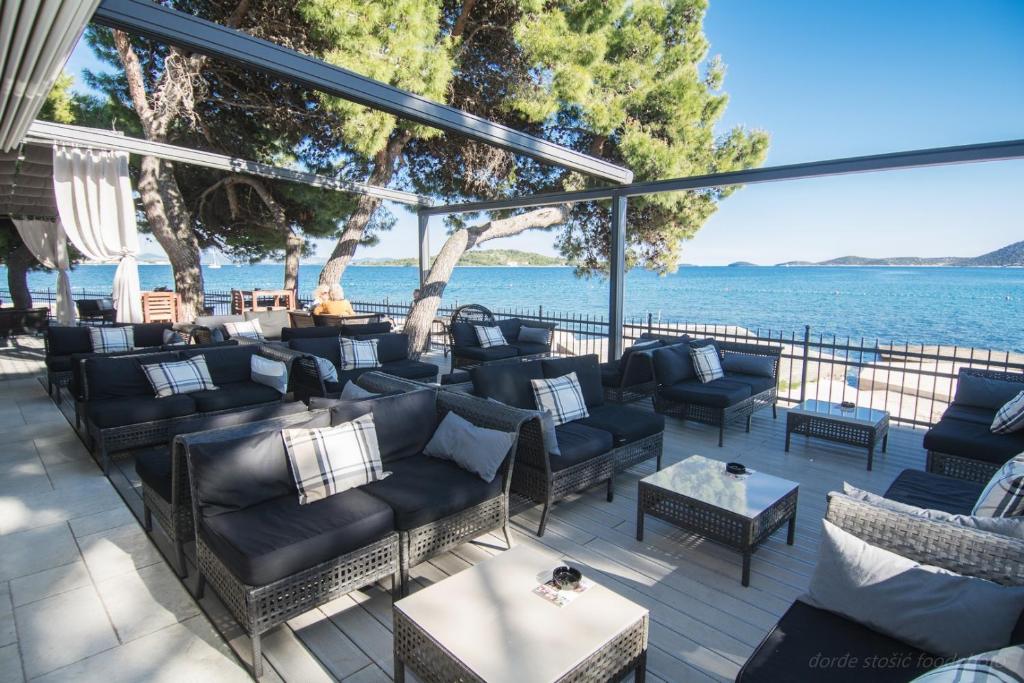 Prepustite se opuštanju uz more, vrhunsku udobnost i ALL INCLUSIVE LIGHT uslugu u Villi Arausana & Antonina 4* ili Villi Arausa 4* u Vodicama!
