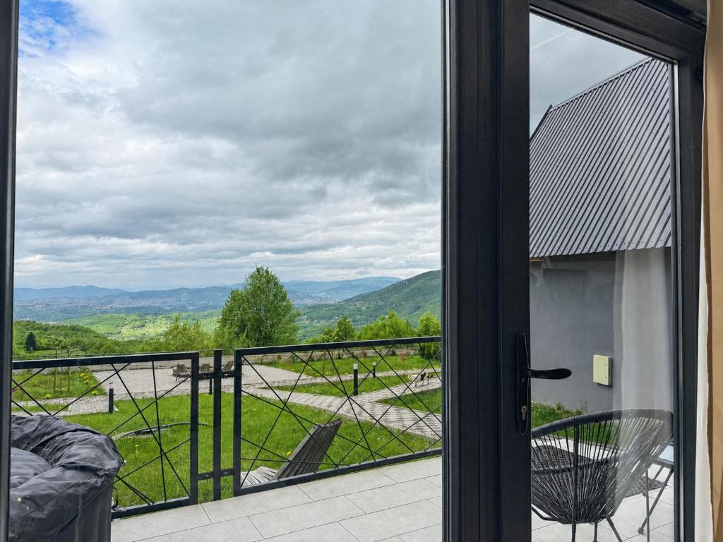 Doživite luksuzni odmor na Jahorini uz privatni jacuzzi, predivan panoramski pogled i potpunu harmoniju s netaknutom planinskom prirodom u Klek 77 Luxury Chalets!