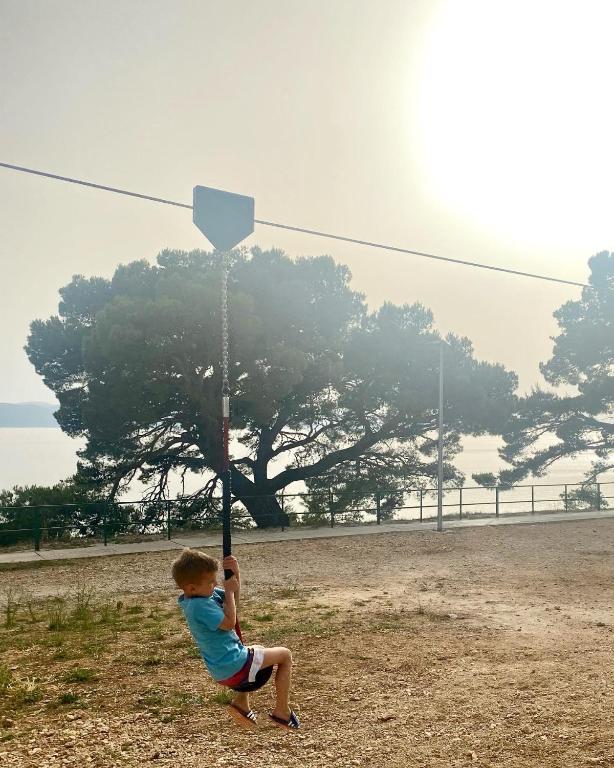 Family Resort Urania u Baškoj Vodi – savršeno mjesto za odmor u zelenoj oazi uz more, idealno za porodično uživanje, opuštanje i nezaboravne trenutke uz miris borova i šum valova!