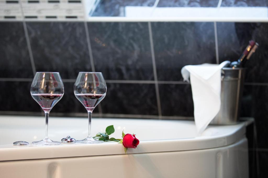 Doživite potpuni odmor u Motelu Babino Brdo 4*, Derventa – uživajte u čistom zraku i predivnom pogledu na grad iz udobnih soba ili bungalova!