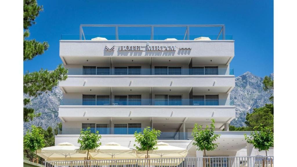 Uživajte u Makarskoj, moru i mirisima Mediterana – očekuje vas opuštajući odmor u Hotelu Mirjam 4* uz prekrasan ambijent, vrhunsku udobnost i trenutke za pamćenje!