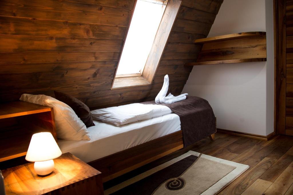 Doživite potpuni odmor u Motelu Babino Brdo 4*, Derventa – uživajte u čistom zraku i predivnom pogledu na grad iz udobnih soba ili bungalova!