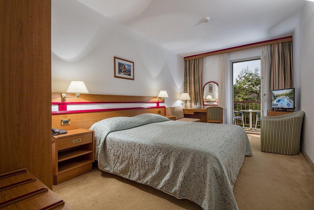 Otkrijte čaroliju Baške Vode kroz vrhunski Wellness & Spa odmor, potpunu relaksaciju, vrhunsku udobnost i trenutke ispunjene mirom u Hotelu Horizont 4*!