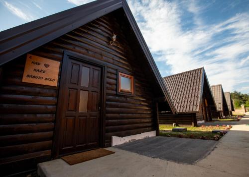 Doživite potpuni odmor u Motelu Babino Brdo 4*, Derventa – uživajte u čistom zraku i predivnom pogledu na grad iz udobnih soba ili bungalova!