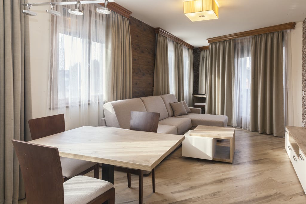 Prepustite se potpunom odmoru u srcu planine uz svježinu zraka i mir koji opušta dušu u relaksirajućim ambijentom Central Inn kompleksa apartmana!