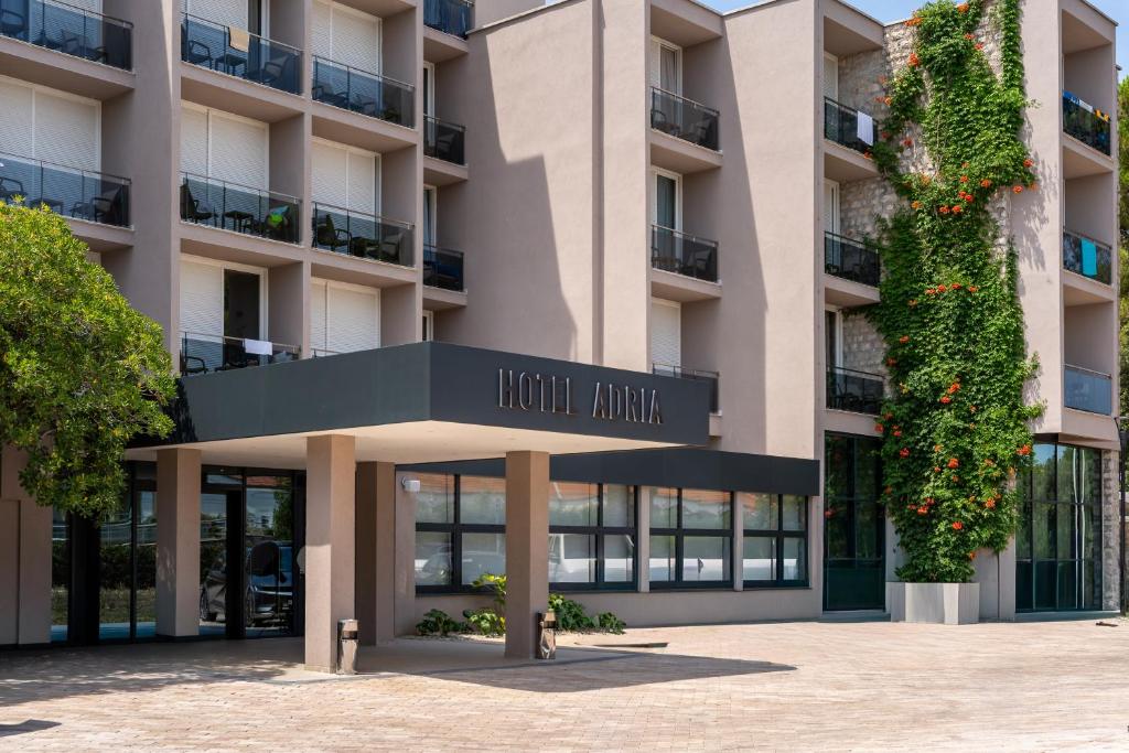Family Hotel Adria 4* | All inclusive odmor u Biogradu na Moru – uživajte u borovoj šumi, bazenima, bogatoj animaciji i bezbrižnom odmoru za cijelu porodicu!