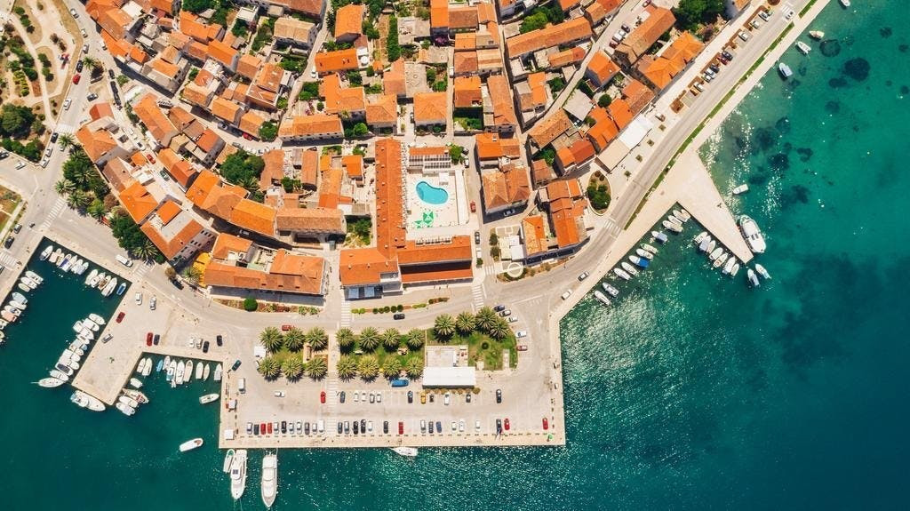 Otkrijte ljepote čarobne Korčule i uživajte u spoju mediteranskog šarma, kristalno čistog mora i vrhunske udobnosti u Hotelu Korkyra 4*!