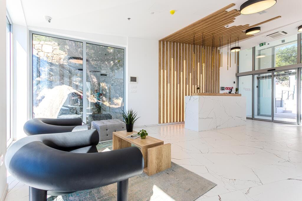 Prepustite se odmoru iz snova na Jadranu – provedite nezaboravne trenutke u luksuznom ambijentu Hotela Saint Hildegard 4* u šarmantnom gradu Omiš!