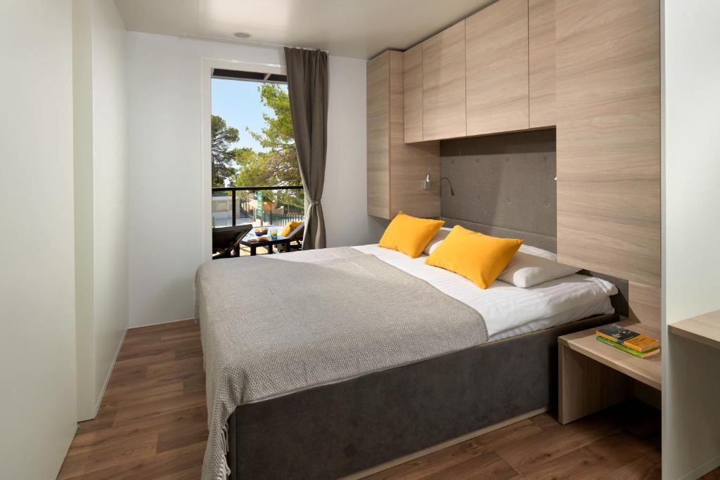 Medora Orbis Camping & Glamping I Okupite voljene i istražite ljepotu Podgore kroz opuštajući porodični odmor u prelijepom mediteranskom okruženju!