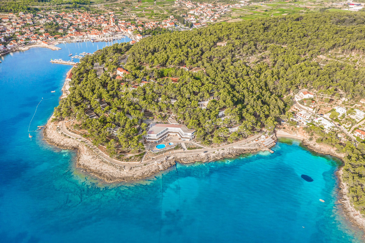 Uživajte u idealnom porodičnom odmoru na otoku Hvaru uz ugodnu atmosferu i predivan ambijent u Fontana Resort - Bayside Park 4*!