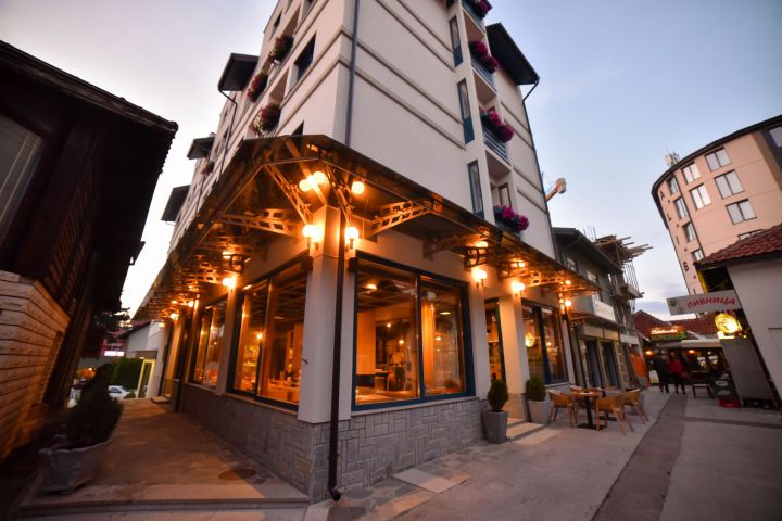 Prepustite se potpunom odmoru u srcu planine uz svježinu zraka i mir koji opušta dušu u relaksirajućim ambijentom Central Inn kompleksa apartmana!