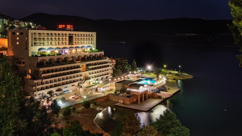 Hotel Sunce 4* u čarobnom Neumu pruža vam savršen spoj morskog ugođaja, vrhunske udobnosti i prekrasnog pogleda na beskrajno plavetnilo!