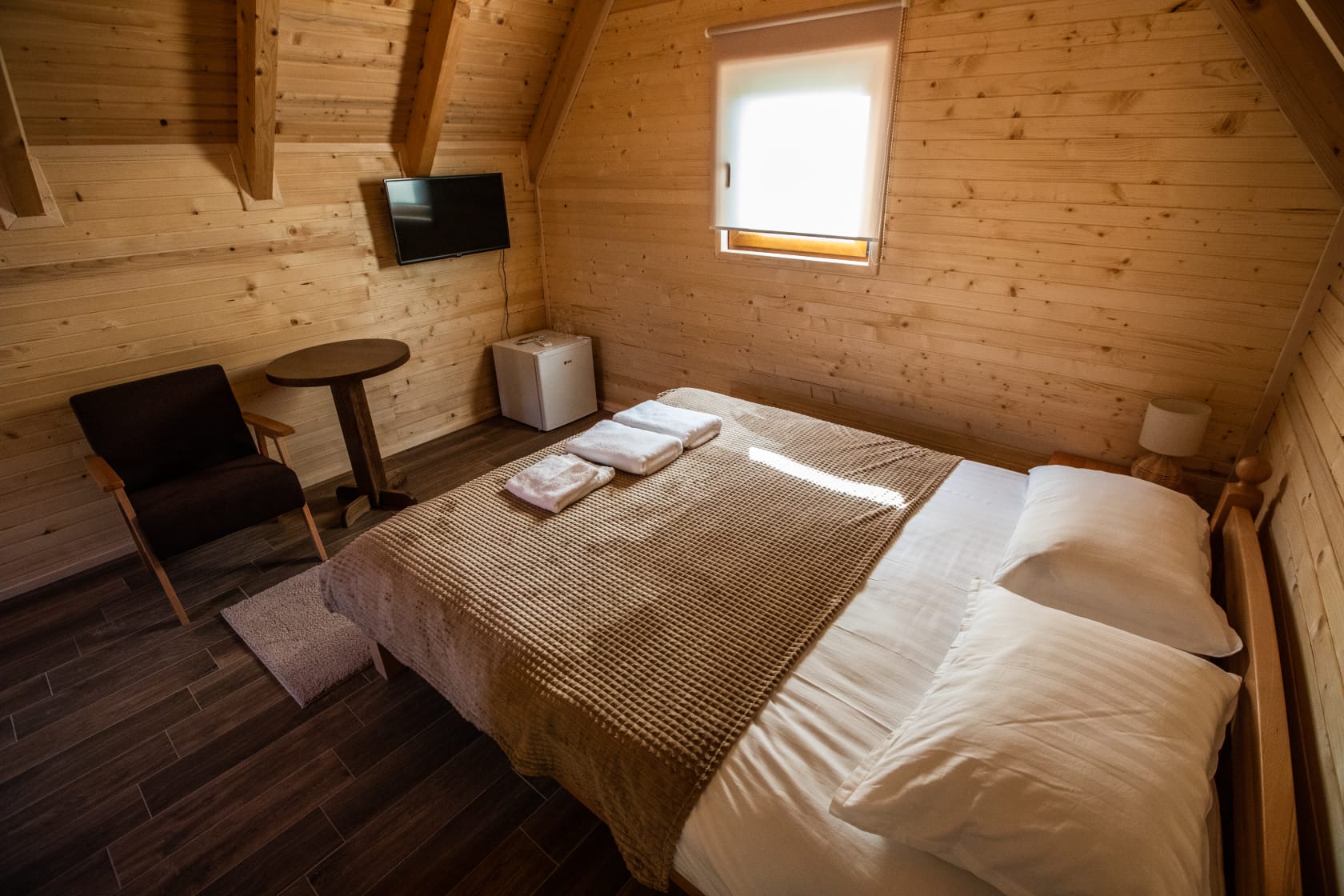 Doživite potpuni odmor u Motelu Babino Brdo 4*, Derventa – uživajte u čistom zraku i predivnom pogledu na grad iz udobnih soba ili bungalova!