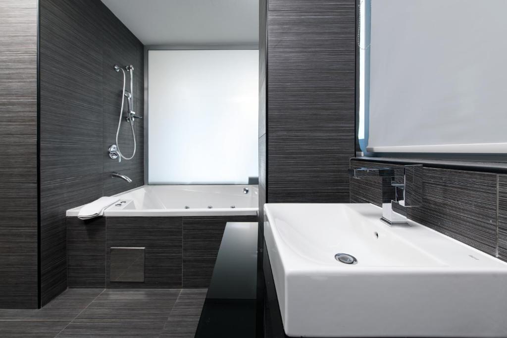 Hotel San Antonio 4* u Podstrani pruža savršen bijeg u svijet mira, okupan morem, suncem i autentičnim dalmatinskim ugođajem!