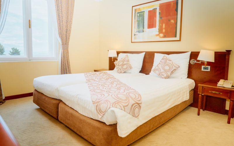 Opustite se u Opatiji, gdje se elegancija i tradicija susreću s mediteranskim mirom u Hotelu Bristol 4*!