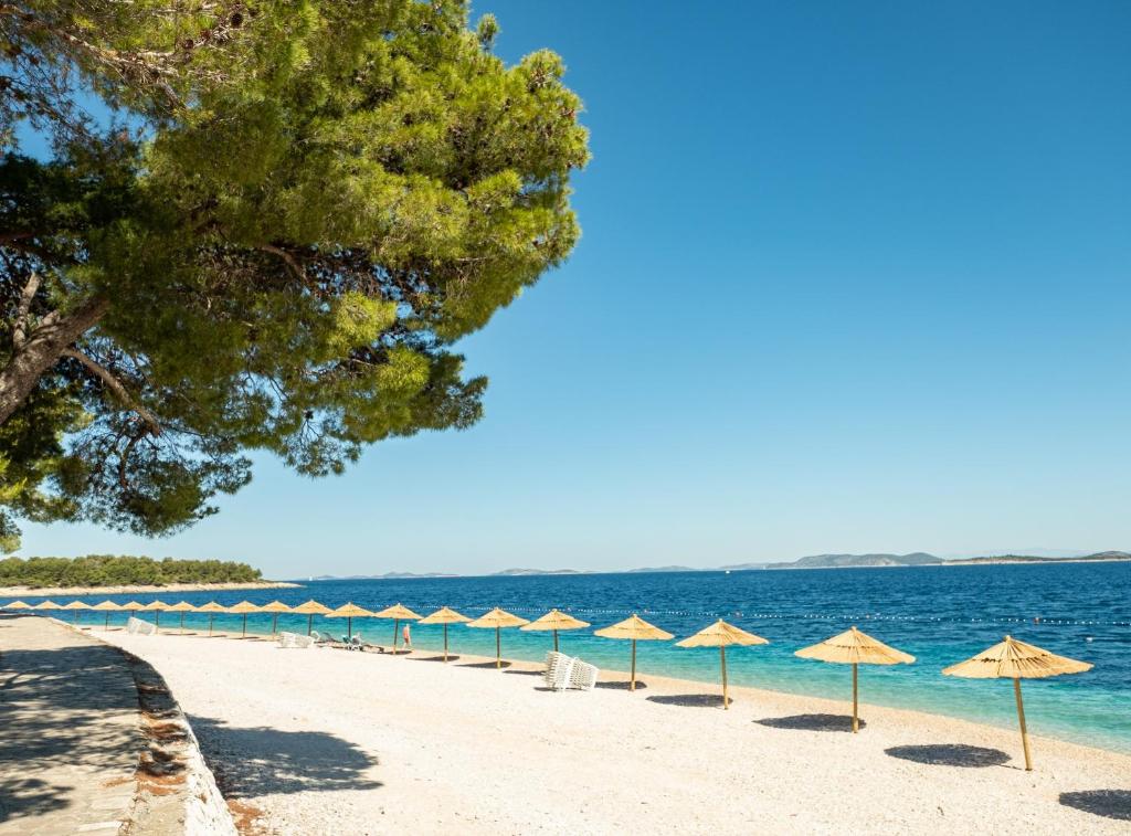 Hotel Zora 3*, Primošten | Uživajte u savršenom spoju romantike i prirodnih ljepota uz šljunčane plaže Jadrana!