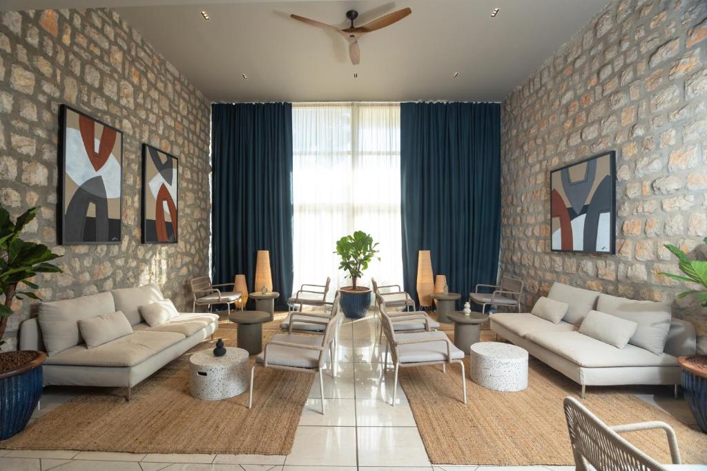 Uživajte u bezbrižnom porodičnom odmoru u Biogradu na Moru uz All inclusive uslugu, miris borove šume i brojne sadržaje za djecu i odrasle – Family Hotel Adria 4!*