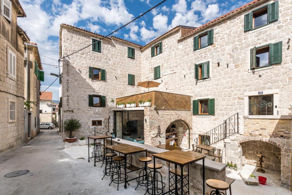 Doživite autentičnost Splita kroz tradicionalnu arhitekturu i savremeni komfor – Heritage Palace Varoš 4*!