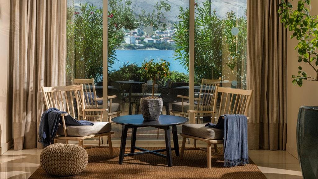 Otkrijte ljepote otoka Paga uz sunčane dane, prekrasno more i sve što vam je potrebno za savršen odmor – Hotel Pagus 4* ili Hotel Meridijan 4*!
