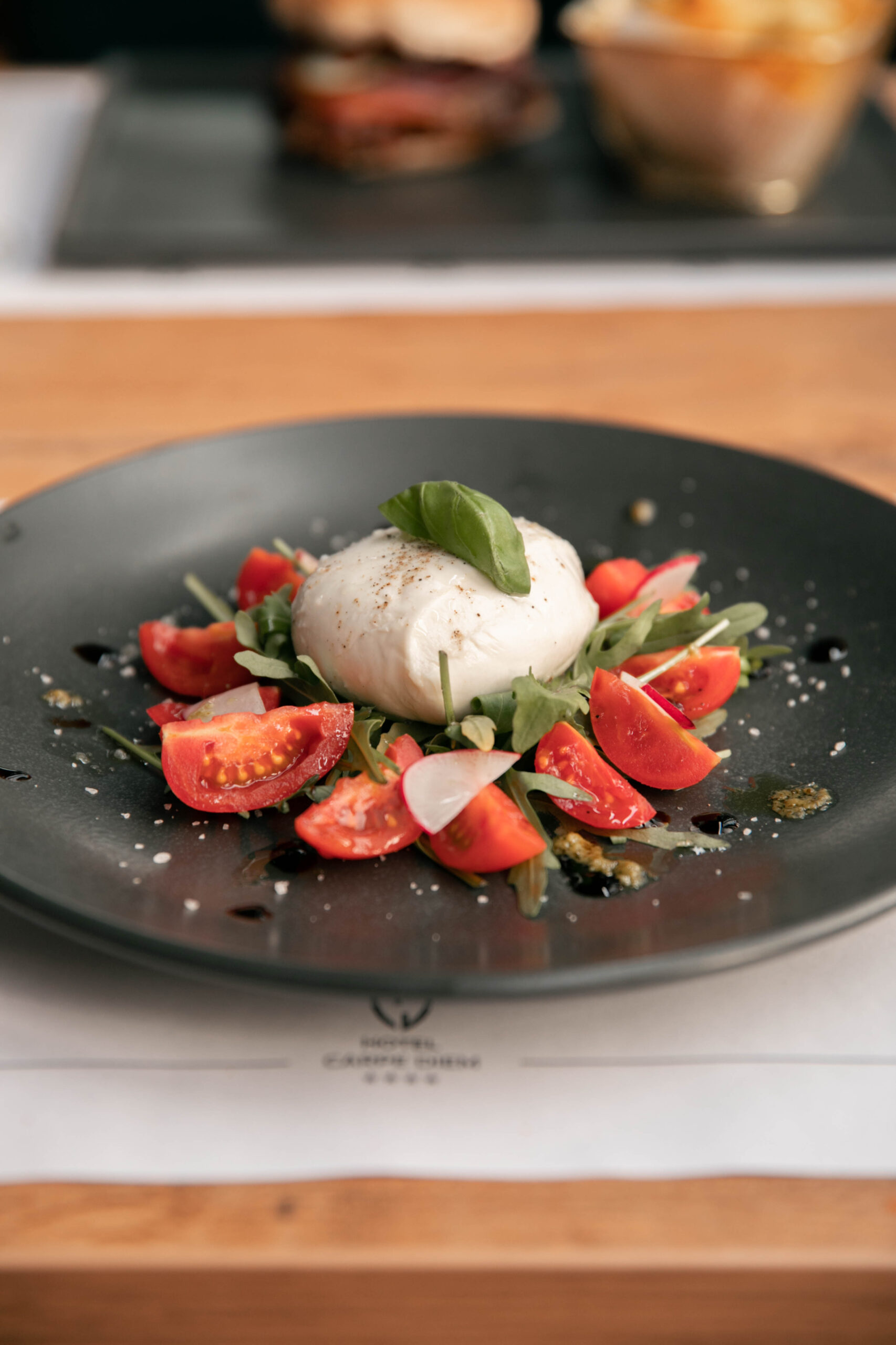 Uživajte u jedinstvenom spoju šarma Mostara i luksuza Hotela Carpe Diem 4*, uz potpunu udobnost i eleganciju!