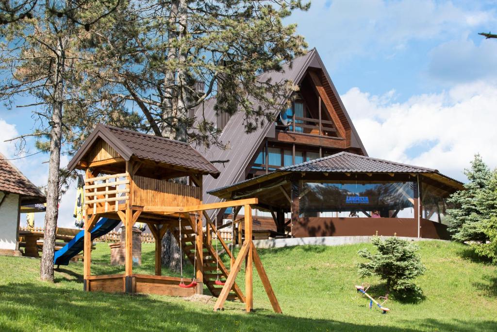 Doživite potpuni odmor u Motelu Babino Brdo 4*, Derventa – uživajte u čistom zraku i predivnom pogledu na grad iz udobnih soba ili bungalova!