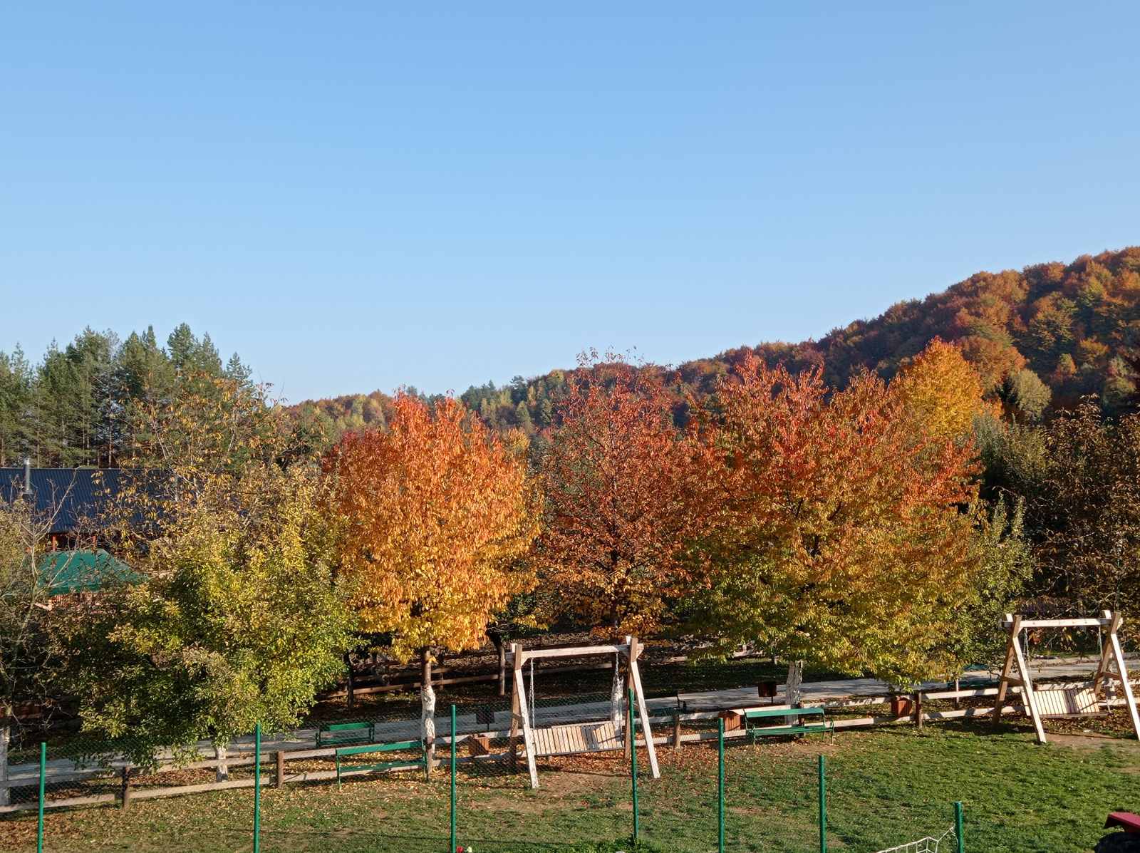 Skrivena među brežuljcima, daleko od gradske vreve – Malak Farma te poziva na odmor u zagrljaju netaknute prirode!