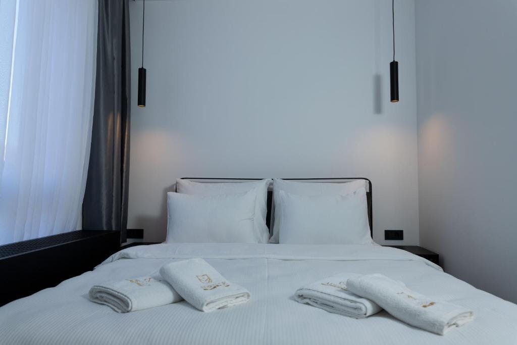 Prepustite se vrhunskom odmoru u srcu Kreševa i uživajte u savršenom spoju modernih sadržaja, udobnosti i tradicionalne atmosfere Hotela Adriale 4*!