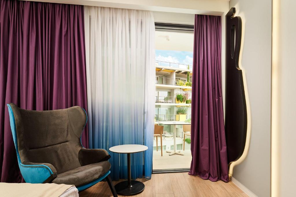 Doživite nezaboravan boravak u Hotelu Amphora 4*, gdje luksuz, udobnost i autentična dalmatinska atmosfera stvaraju savršeno iskustvo u srcu Splita!