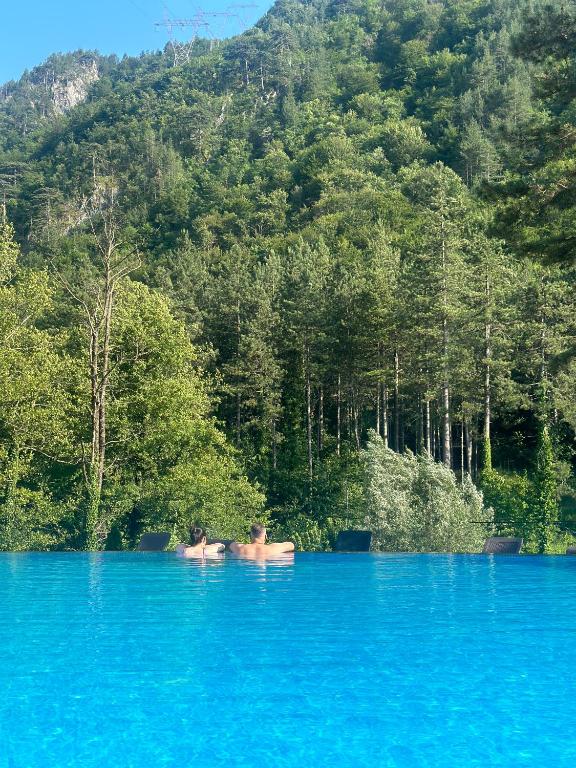 Vila Sunce Konjic – Village Resort I  Doživite savršen odmor, upoznajte sa sa čarima Boračkog jezera i uživajte u netaknutoj prirodi!