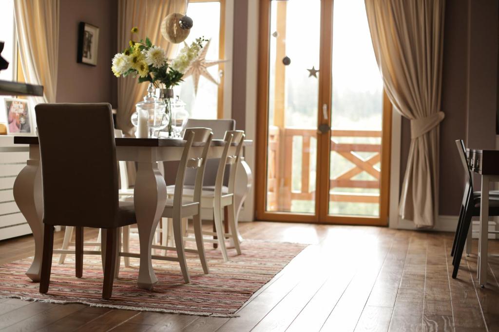 Otkrijte čari ljeta na planini kroz spoj prirodnog mira i vrhunskog Wellness & Spa opuštanja u Aparthotelu Vučko 4*, Jahorina!