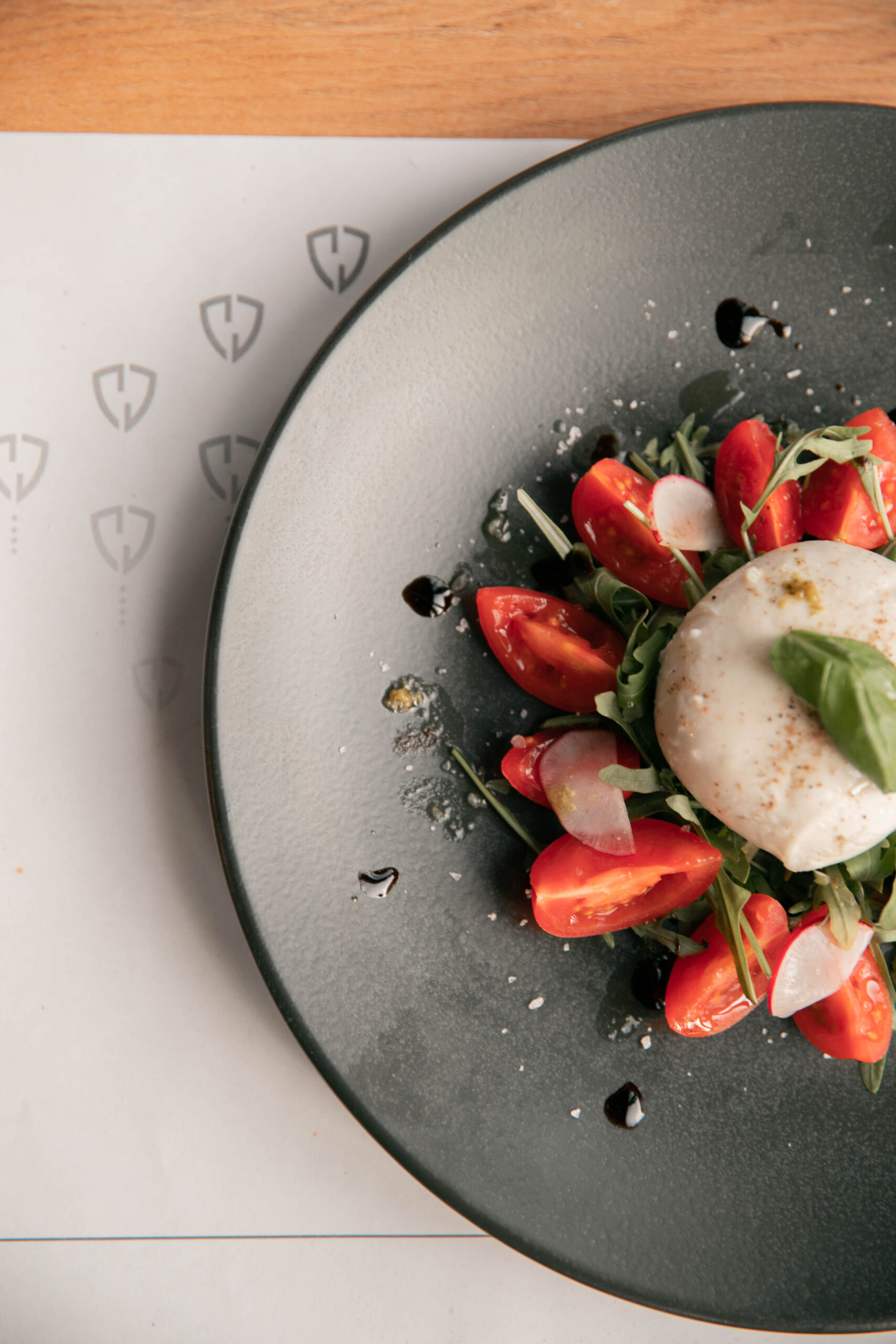 Uživajte u jedinstvenom spoju šarma Mostara i luksuza Hotela Carpe Diem 4*, uz potpunu udobnost i eleganciju!