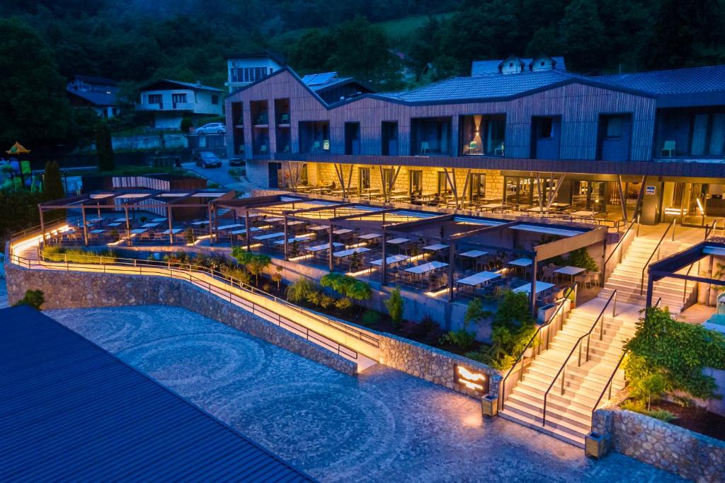 Doživite sklad prirode i odmora – Boravite u Hotelu Plivsko Jezero 3* i uživajte u bajkovitoj ljepoti Jajca i smaragdnog  jezera!